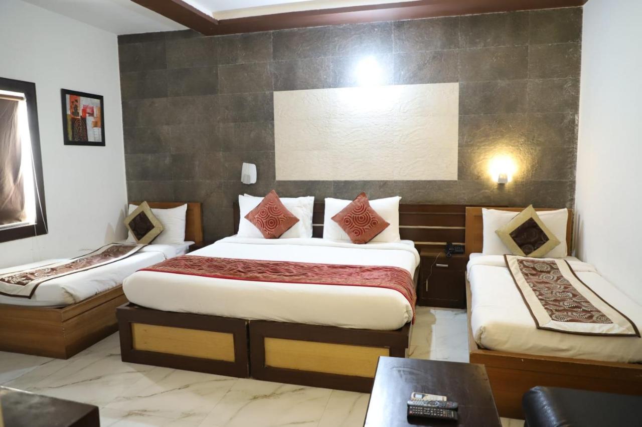 Hotel Tara Palace By Goyal Hoteliers Агра Екстериор снимка