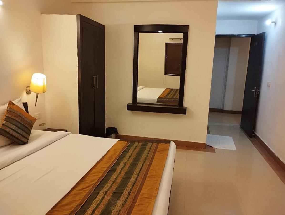 Hotel Tara Palace By Goyal Hoteliers Агра Екстериор снимка
