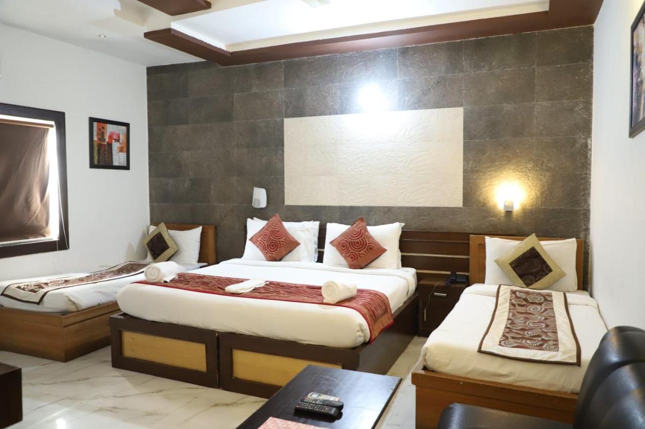 Hotel Tara Palace By Goyal Hoteliers Агра Екстериор снимка