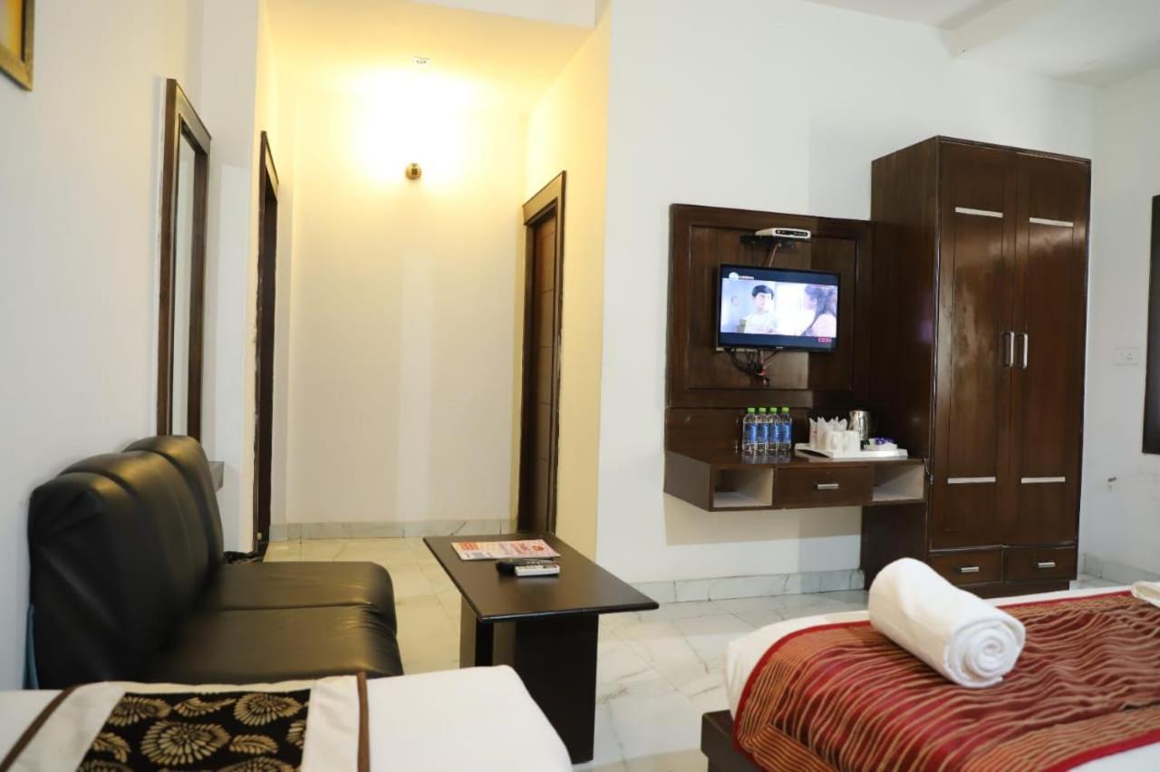 Hotel Tara Palace By Goyal Hoteliers Агра Екстериор снимка