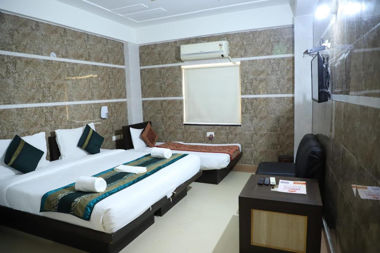 Hotel Tara Palace By Goyal Hoteliers Агра Екстериор снимка
