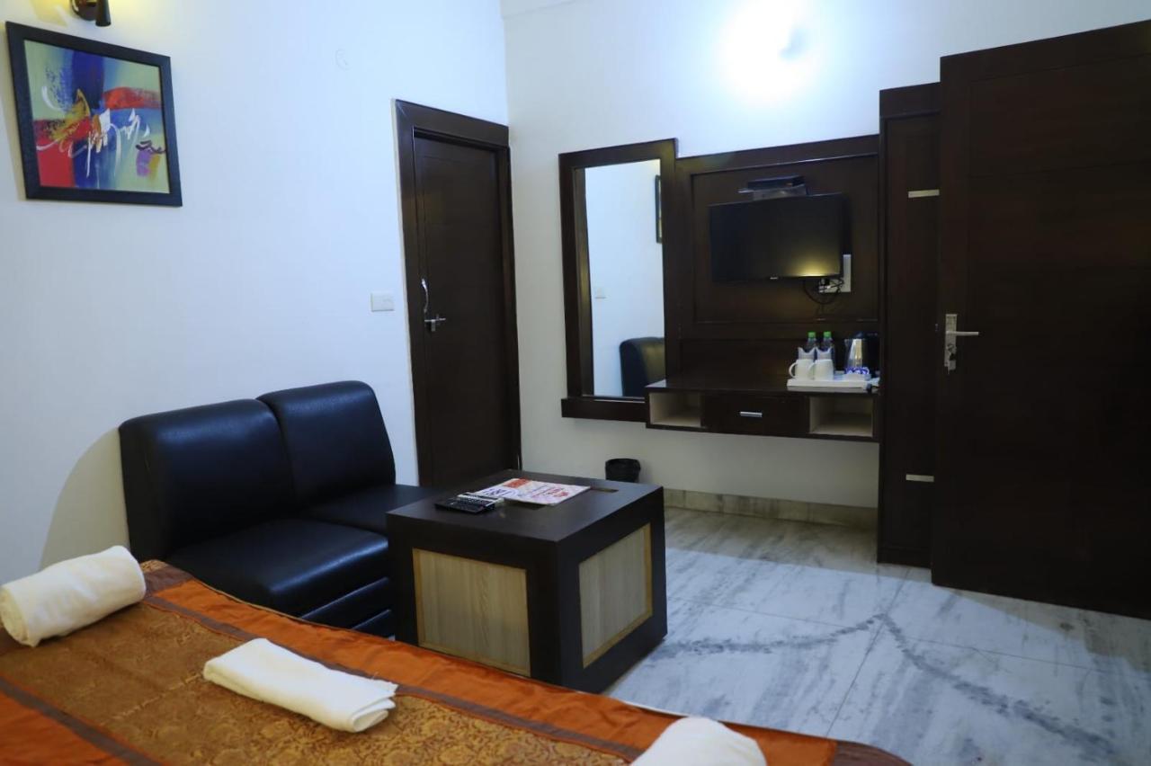 Hotel Tara Palace By Goyal Hoteliers Агра Екстериор снимка