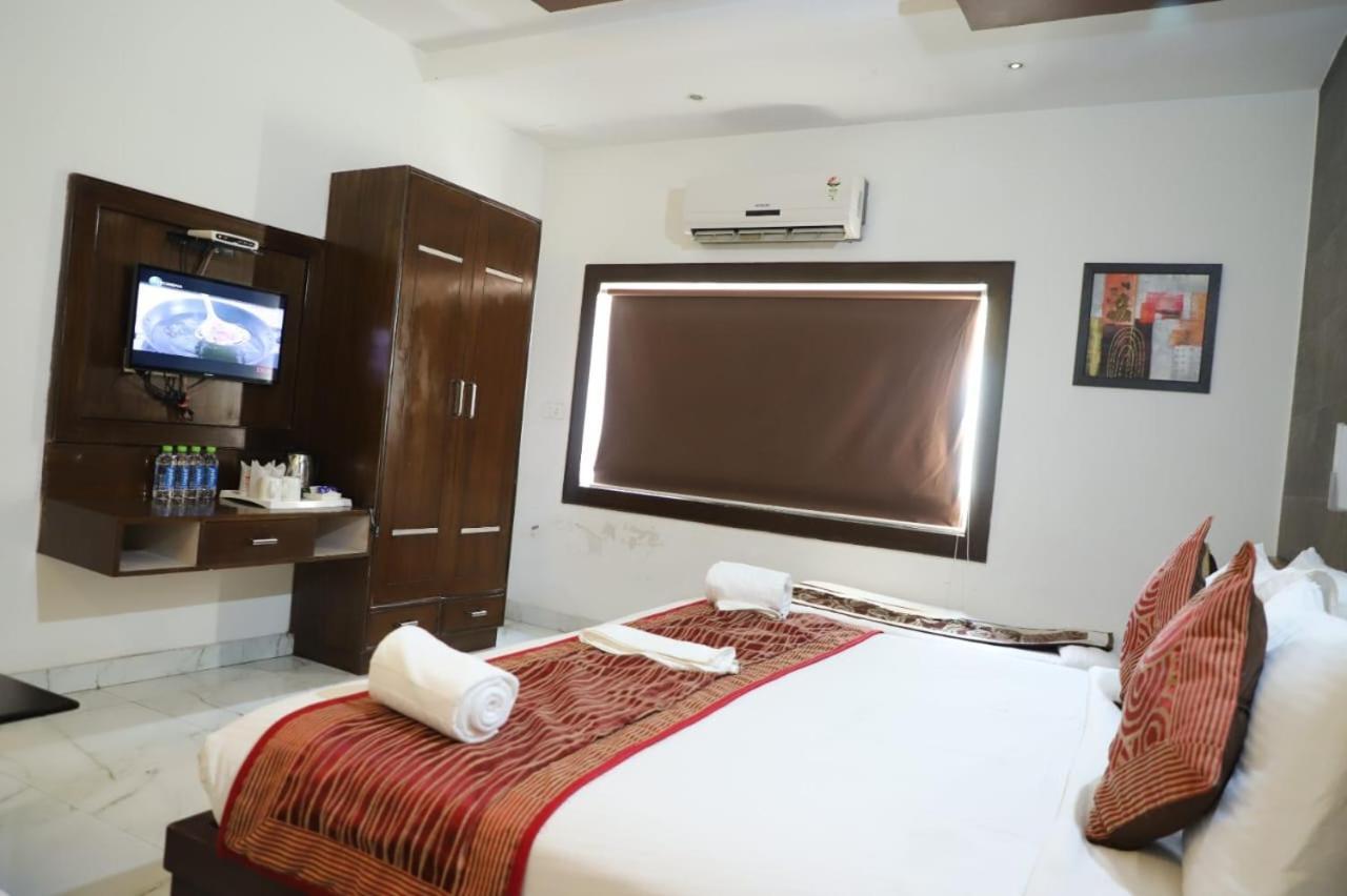 Hotel Tara Palace By Goyal Hoteliers Агра Екстериор снимка