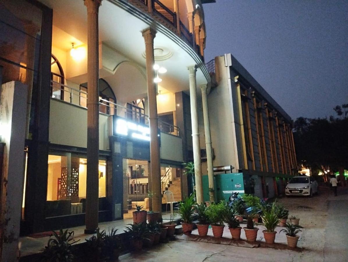 Hotel Tara Palace By Goyal Hoteliers Агра Екстериор снимка
