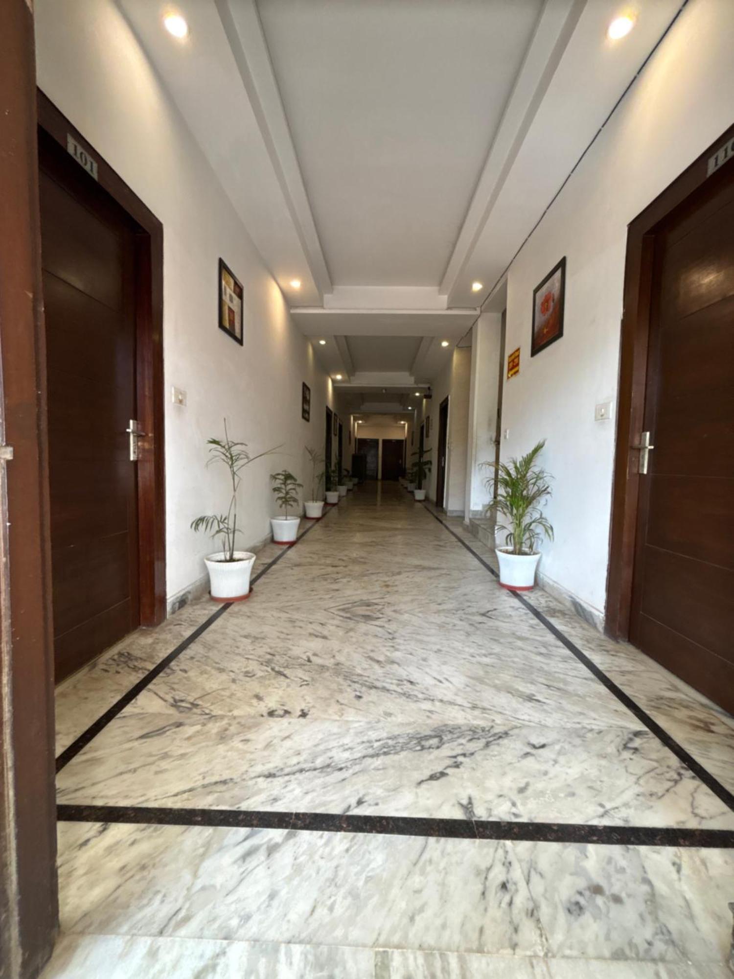Hotel Tara Palace By Goyal Hoteliers Агра Екстериор снимка